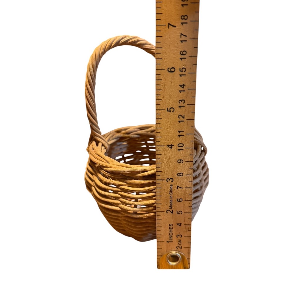 Vintage Small Round Wicker Basket with Twisted Handle Scalloped Base 6 Inch - Picture 9 of 9